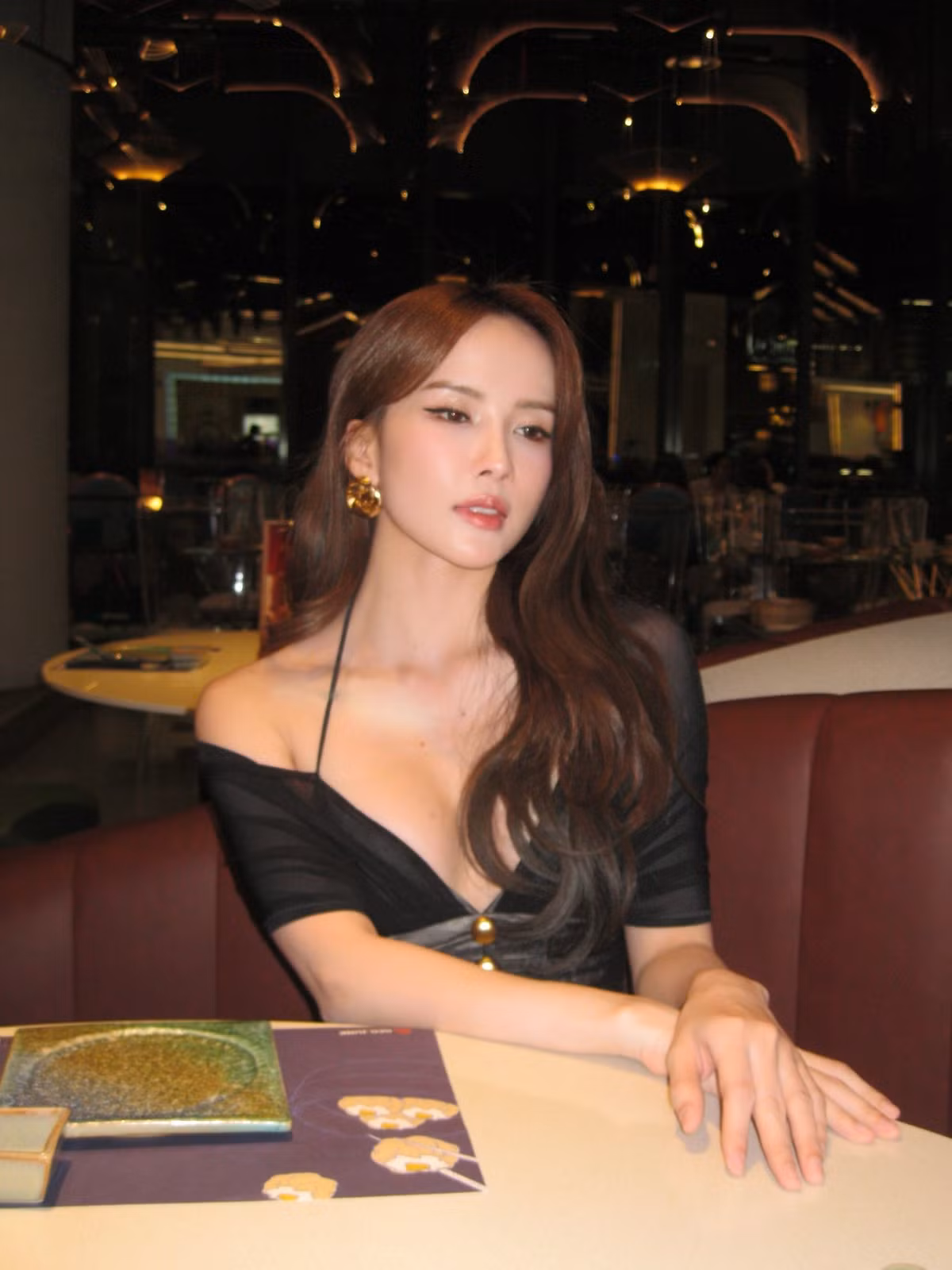 Loạt ảnh được nữ ca sĩ cập nhật trên trang cá nhân nhanh chóng thu hút sự chú ý của người hâm mộ và cộng đồng mạng nhờ thiết kế váy cắt xẻ táo bạo, tôn lên vóc dáng chuẩn chỉnh của nữ ca sĩ. (Ảnh: FBNV)