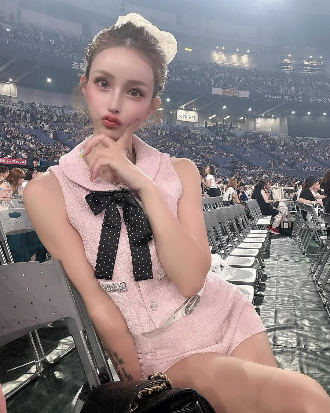 Điều khiến công chúng trầm trồ hơn cả là vóc dáng quyến rũ và gương mặt trẻ trung của cô. Dù đã trải qua 4 lần sinh nở, Mariko vẫn giữ được thân hình thon gọn, phong cách gợi cảm không thua gì các hot girl tuổi đôi mươi. (Ảnh: IGNV)