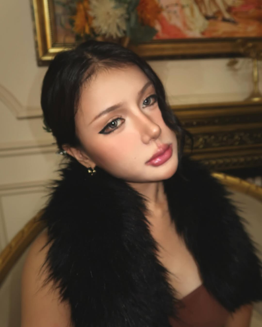 Xuân Ca là một Tiktoker nổi bật trong cộng đồng mạng Việt với hàng triệu nghìn lượt theo dõi nhờ gu thời trang nóng bỏng và phong cách thể hiện cá tính. Cô nàng gây ấn tượng với vóc dáng săn chắc, làn da rám nắng khỏe khoắn và gương mặt sắc sảo mang đậm nét quyến rũ hiện đại.