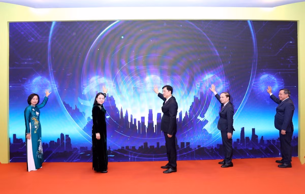 Lãnh đạo Trung ương và thành phố Hà Nội nhấn nút ra mắt phần mềm “Mặt trận số” trên app iHanoi.