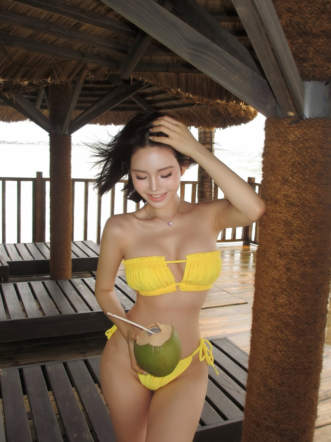 Mặc dù sở hữu chiều cao không quá nổi bật, nhưng tỷ lệ cơ thể cùng với cách lựa chọn trang phục đã giúp Thúy Quỳnh "ăn gian" chiều cao một cách hiệu quả, tạo nên hình ảnh cuốn hút trong mọi góc độ. (Ảnh: IGNV)