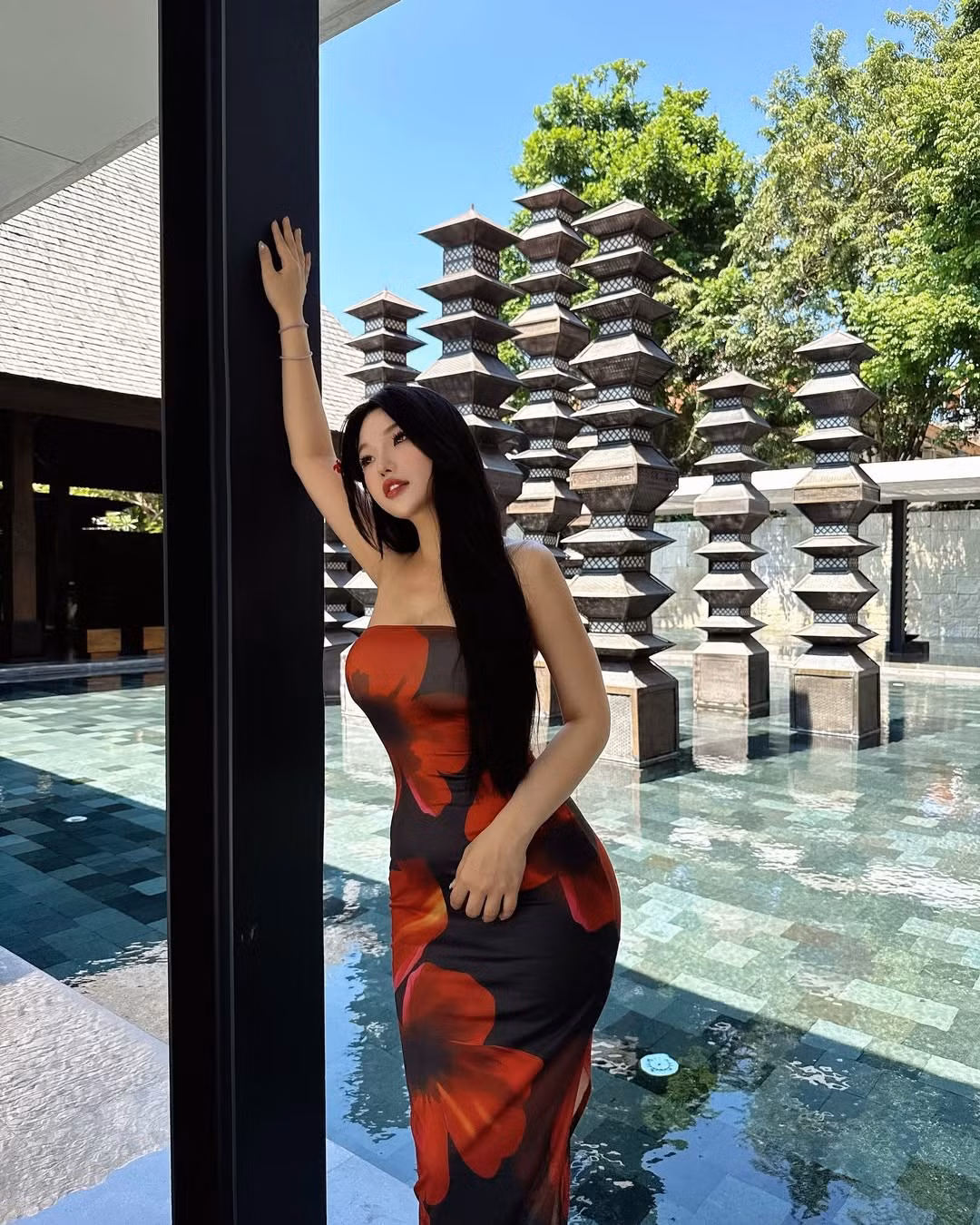 Dù không phải người mẫu chuyên nghiệp hay influencer đình đám, nhưng Duyên Híp lại tạo được sức hút nhờ phong cách thời trang có cá tính riêng, kết hợp giữa gu thẩm mỹ thị trường và cảm hứng cá nhân.