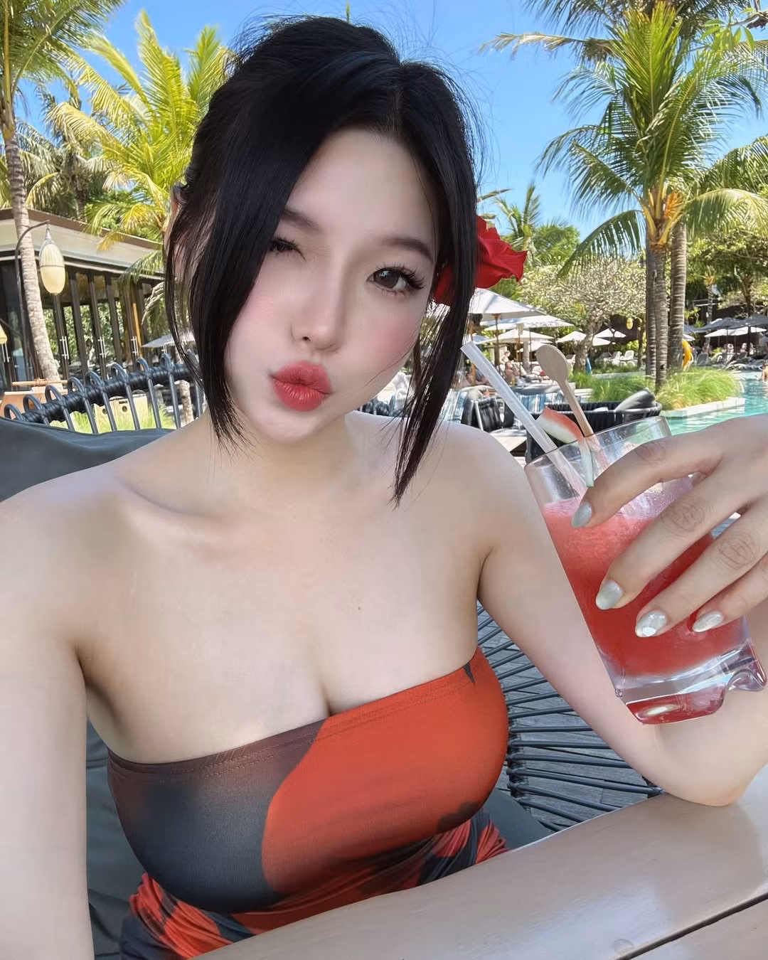 Kiểu tóc búi thấp rối nhẹ, để vài lọn tóc rơi tự nhiên giúp tổng thể trở nên mềm mại và nữ tính hơn hẳn.