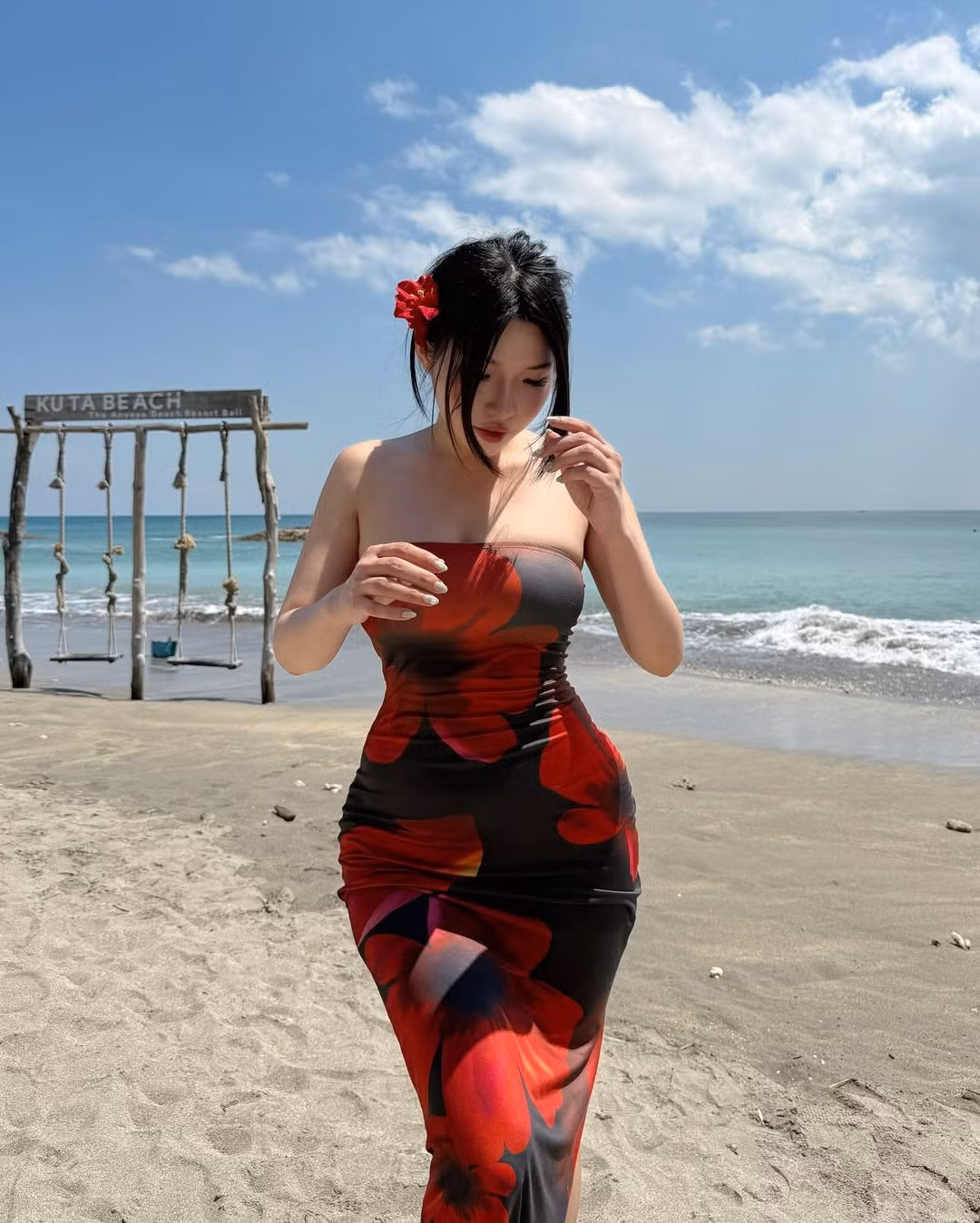 Trong bộ ảnh đi biển mới đây được đăng tải, Duyên Híp chọn chiếc đầm maxi dáng ôm sát với chất liệu co giãn nhẹ, giúp tôn lên đường cong cơ thể một cách khéo léo. Dáng váy quây giúp tôn lên bờ vai gợi cảm.