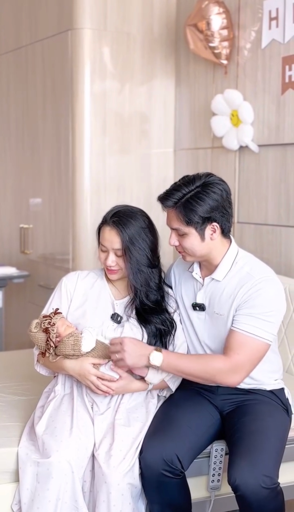 Mới đây, thông tin Minh Thư vừa hạ sinh con gái đầu lòng đã khiến nhiều người chú ý. Được biết, cô nàng lựa chọn sinh con tại một bệnh viện quốc tế với dịch vụ tốt nhất cho cả mẹ và con.