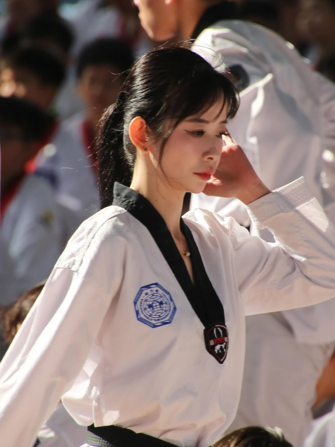 Không cần tạo dáng cầu kỳ, Châu Tuyết Vân vẫn thu hút mọi ánh nhìn nhờ sự kết hợp giữa nét khỏe khoắn của một võ sĩ và sự quyến rũ, mềm mại. (Ảnh: IGNV)