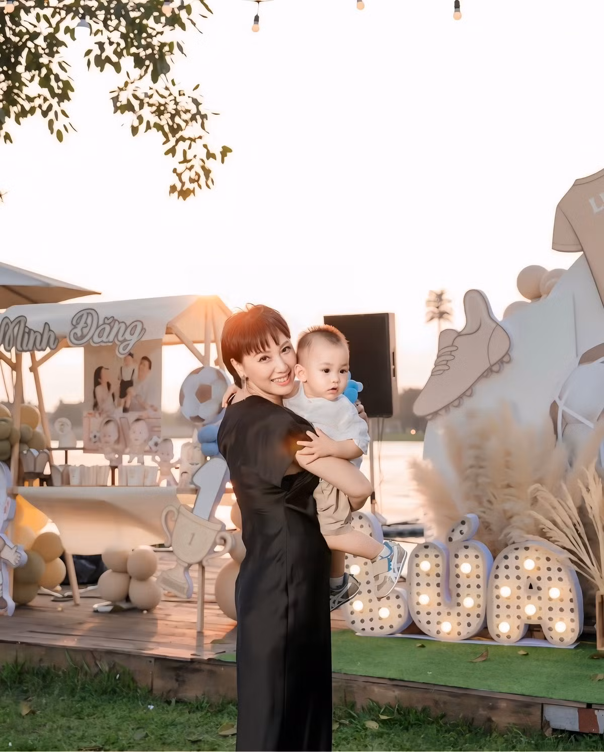 Nhân ngày của mẹ, mới đây cầu thủ Đoàn Văn Hậu và bà xã Đoàn Hải My đã đăng tải những bức ảnh của hai mẹ lên trang cá nhân. Xuất hiện tại bữa tiệc mừng sinh nhật của cháu trai, bà Mai Đoàn - mẹ Doãn Hải My chiếm trọn spotlight với ngoại hình trẻ trung, thần thái rạng ngời.