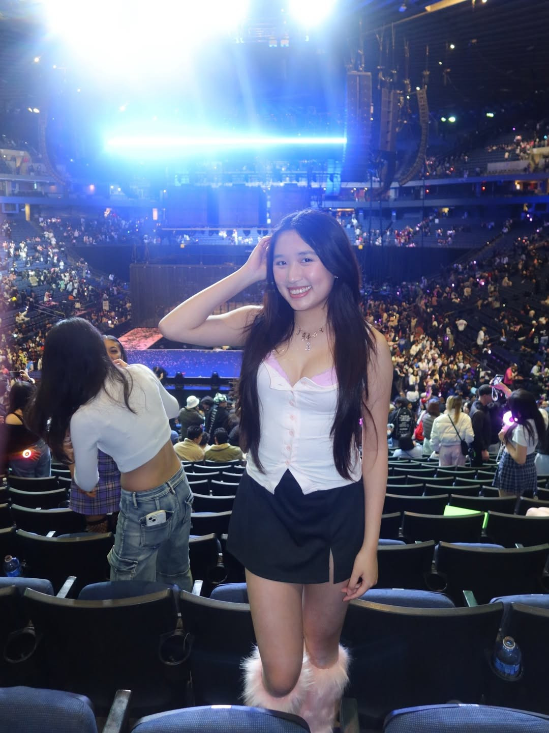 Điểm nhấn thu hút mọi ánh nhìn chính là xu hướng "khoe nội y" đầy táo bạo nhưng không kém phần tinh tế. Đây là trào lưu đang "làm mưa làm gió" từ sàn diễn thời trang quốc tế và được chính thành viên Tzuyu (TWICE) lăng xê trước đó. (Ảnh: IGNV)