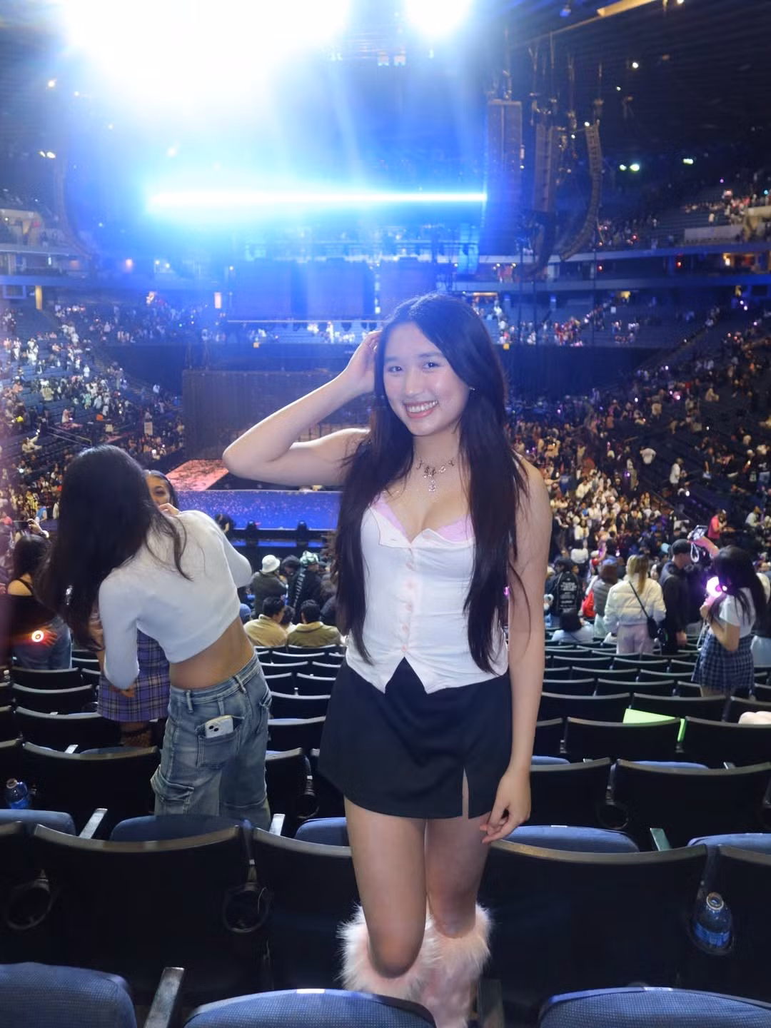 Điểm nhấn thu hút mọi ánh nhìn chính là xu hướng "khoe nội y" đầy táo bạo nhưng không kém phần tinh tế. Đây là trào lưu đang "làm mưa làm gió" từ sàn diễn thời trang quốc tế và được chính thành viên Tzuyu (TWICE) lăng xê trước đó. (Ảnh: IGNV)