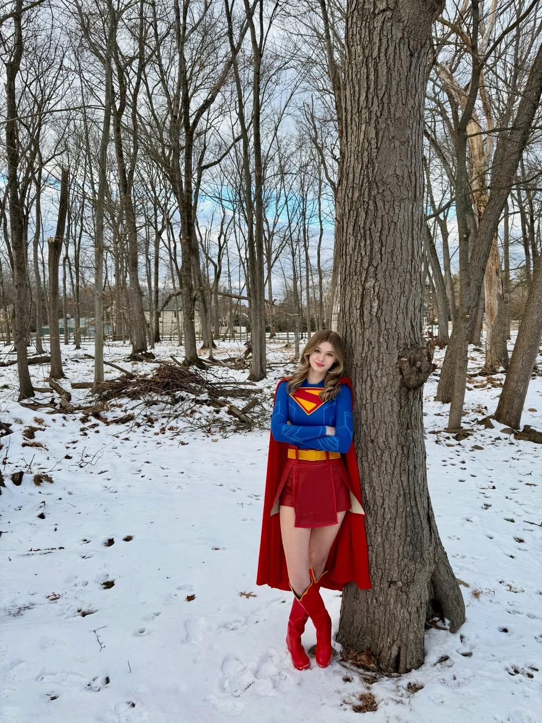 Không chọn phong cách ấm áp với áo phông hay măng tô dày cộm, cô gái này tự tin diện bộ trang phục "Supergirl" trong vũ trụ DC với tông màu xanh - đỏ đặc trưng, khoe khéo đôi chân dài miên man và vẻ đẹp rạng rỡ bất chấp thời tiết giá lạnh. (Ảnh: IGNV)