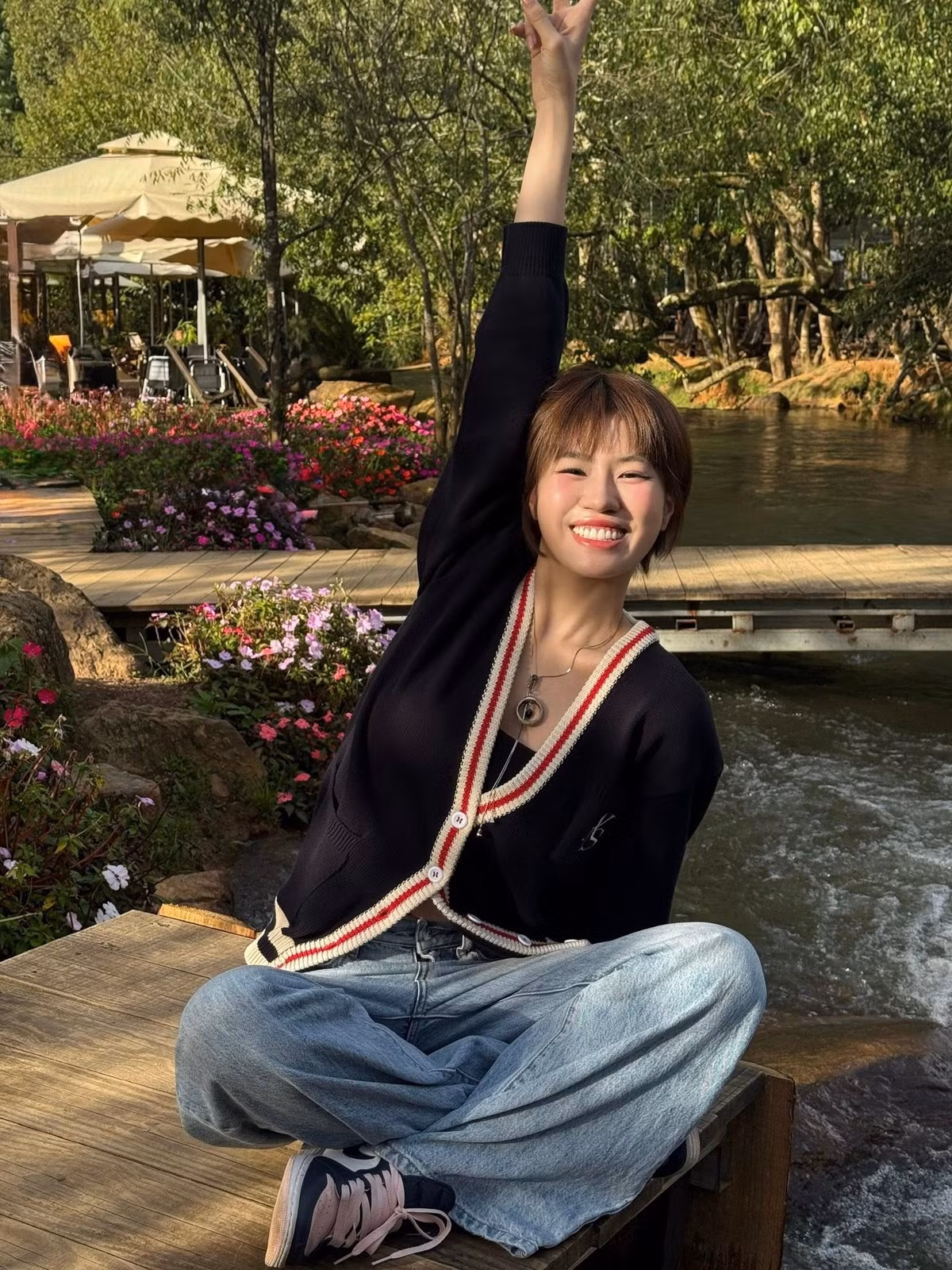 Thời gian gần đây, cô nàng được nhận xét ngày càng thăng hạng nhan sắc, sau khi công khai việc phẫu thuật thẩm mỹ mũi. Cô nàng được nhận xét là có chiếc mũi cao, thon gọn, giúp gương mặt trở nên sắc nét và cuốn hút hơn. (Ảnh: IGNV)