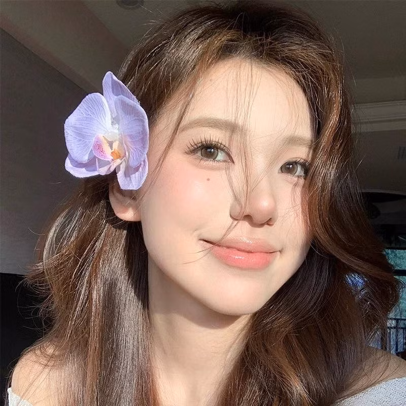 Mùa hè là lúc những chuyến đi biển lên ngôi, và bên cạnh những bộ bikini lộng lẫy, phụ kiện tóc cũng đóng vai trò quan trọng để tạo nên một diện mạo hoàn hảo. Không còn đơn thuần là những chiếc kẹp tóc cơ bản, xu hướng phụ kiện tóc đi biển năm nay chứng kiến sự lên ngôi của các thiết kế sáng tạo, mang đậm hơi thở của biển cả.