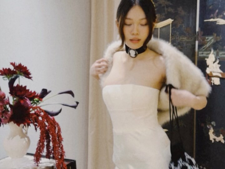 Vòng cổ choker đính mặt cameo tạo nên điểm nhấn cổ điển, giúp gương mặt cô trở nên thanh thoát và cuốn hút hơn. (Ảnh: IGNV)