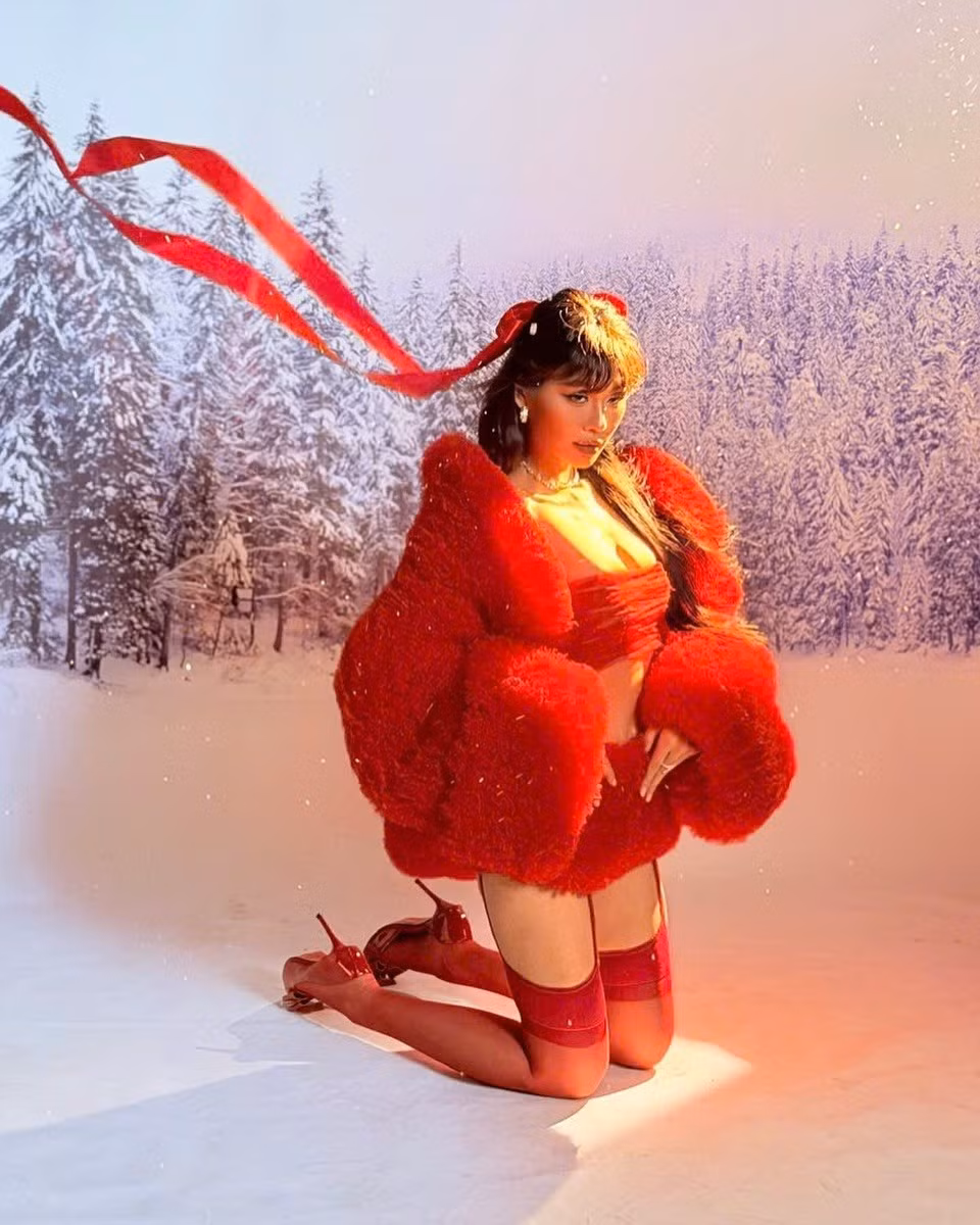 Mỗi năm đến mùa Giáng sinh, loạt mỹ nhân Việt lại tung ra những loạt ảnh đầy ấn tượng. Hòa vào không khí lễ hội năm nay, nàng Á hậu Thảo Nhi Lê vừa đốn tim cư dân mạng với bộ ảnh cực đầu tư. (Ảnh: IGNV)