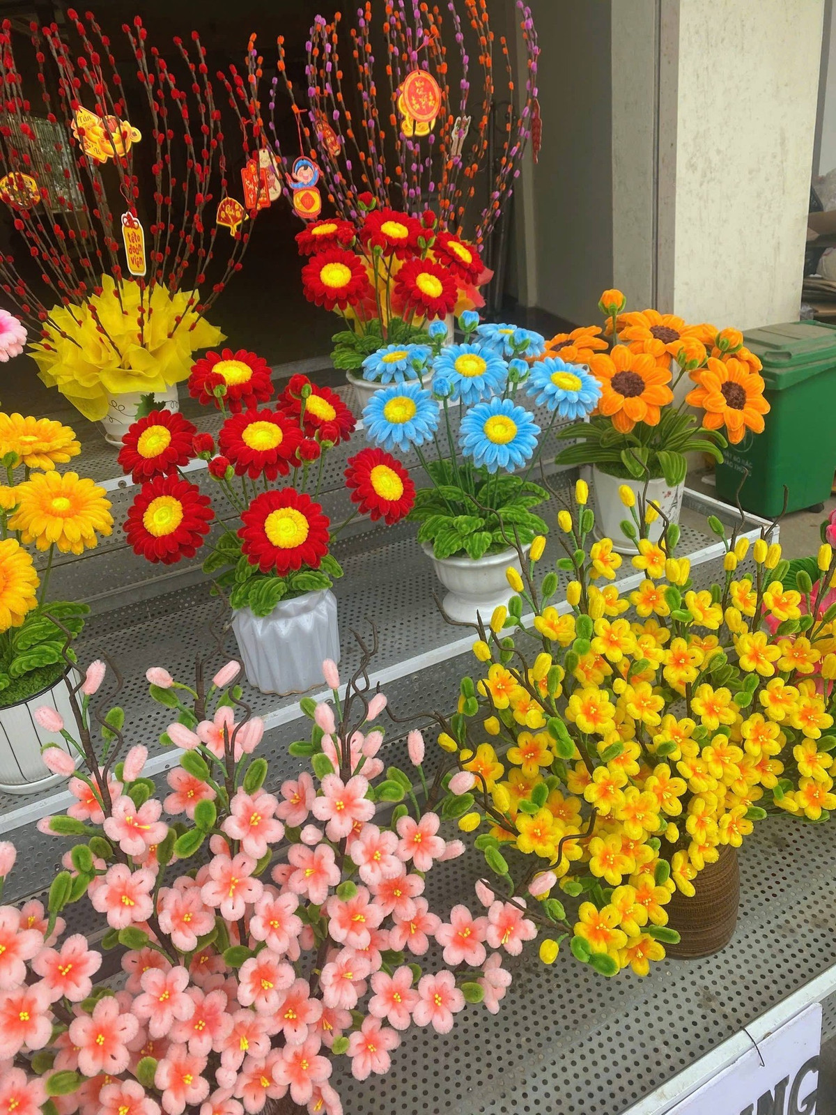 Không chỉ dừng lại ở những bông hoa đơn lẻ, các nghệ nhân handmade hiện nay đã nâng tầm kẽm nhung thành những tác phẩm nghệ thuật bonsai có thế đứng cực kỳ chuyên nghiệp.