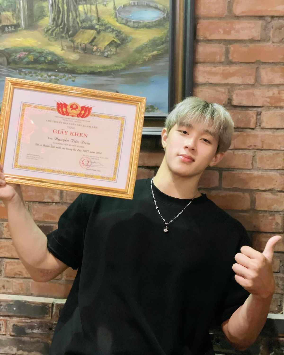 Bên cạnh những hình ảnh thi đấu mạnh mẽ, Tiến Triển còn thường xuyên chia sẻ cuộc sống đời thường năng động trên trang cá nhân, với sở thích tập gym và du lịch. (Ảnh: FBNV)