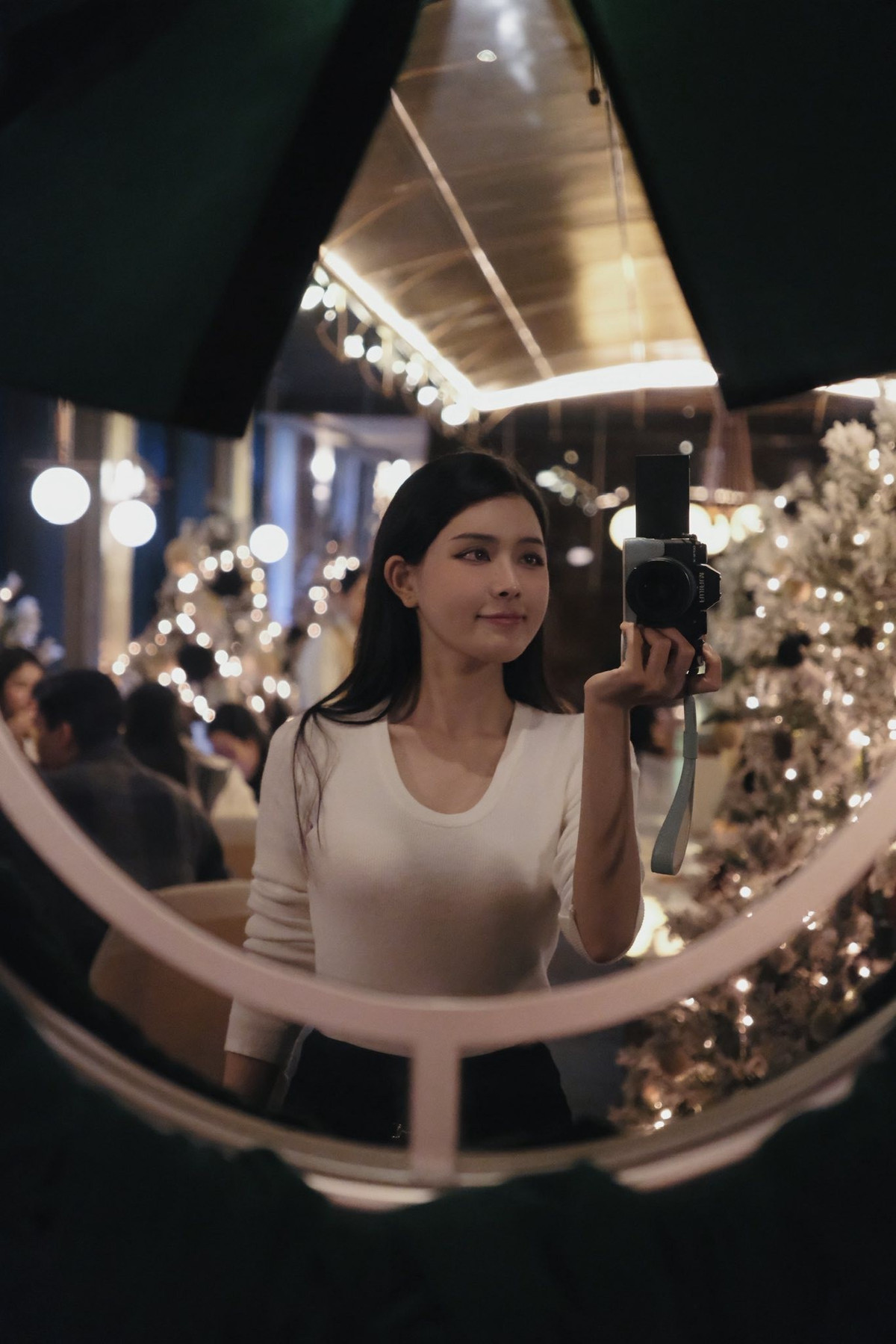 Trong khi đó, Vũ Văn Thanh rũ bỏ hình ảnh quyết liệt trên sân cỏ để trở thành một "soái ca" ấm áp. Anh diện chiếc áo khoác len dày dặn, cùng tông màu trầm ấm, tạo nên sự đối lập nhưng cực kỳ ăn ý với bạn gái. (Ảnh: FBNV)