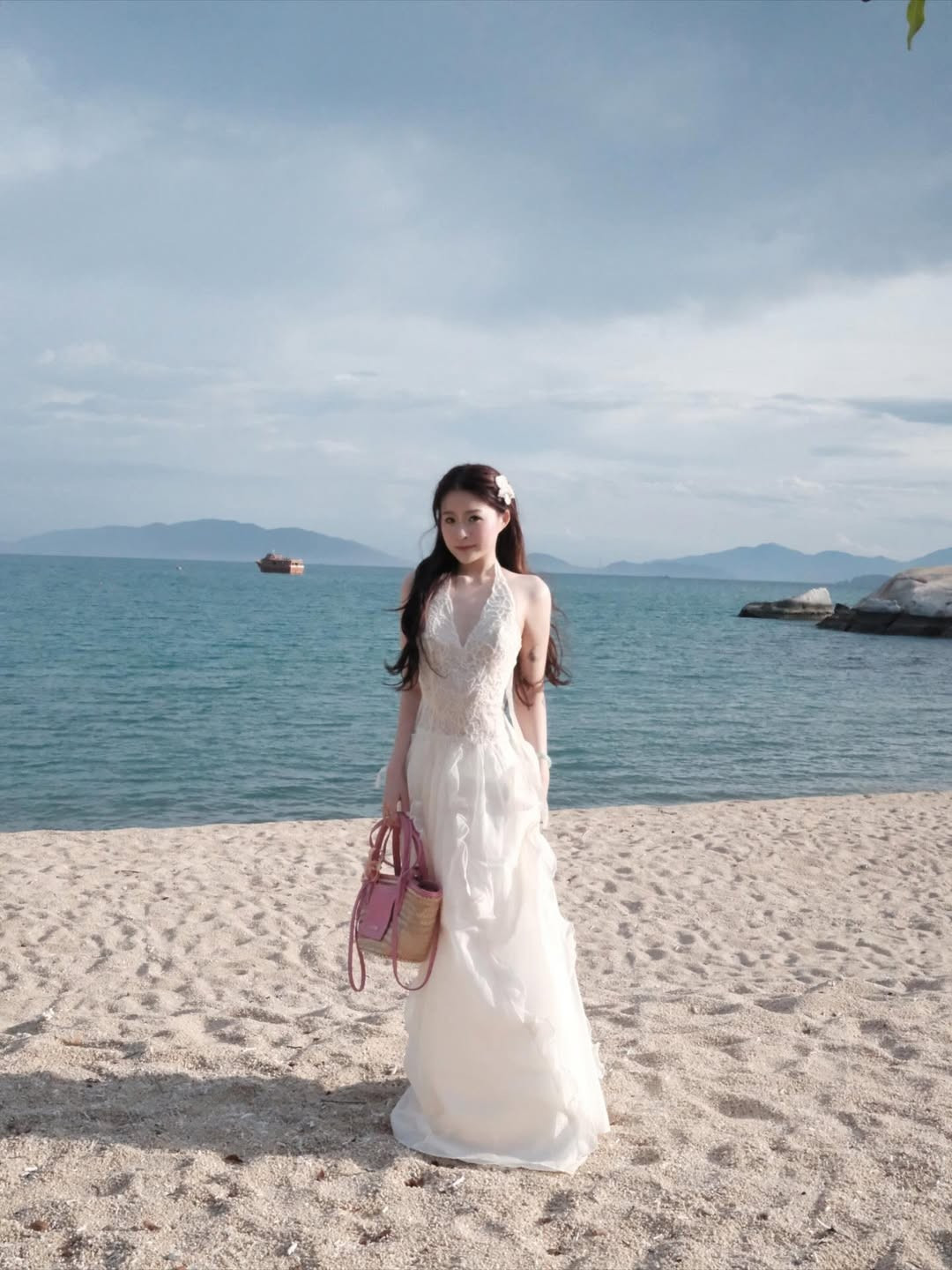 Chiếc váy trắng dáng dài với thiết kế hở lưng trần giúp Chao toát lên vẻ thanh thoát, nhẹ nhàng giữa không gian bao la của biển cả. Dưới ánh nắng hoàng hôn, cô nàng rảo bước toát lên khí chất tiểu thư đài các. (Ảnh: IGNV)