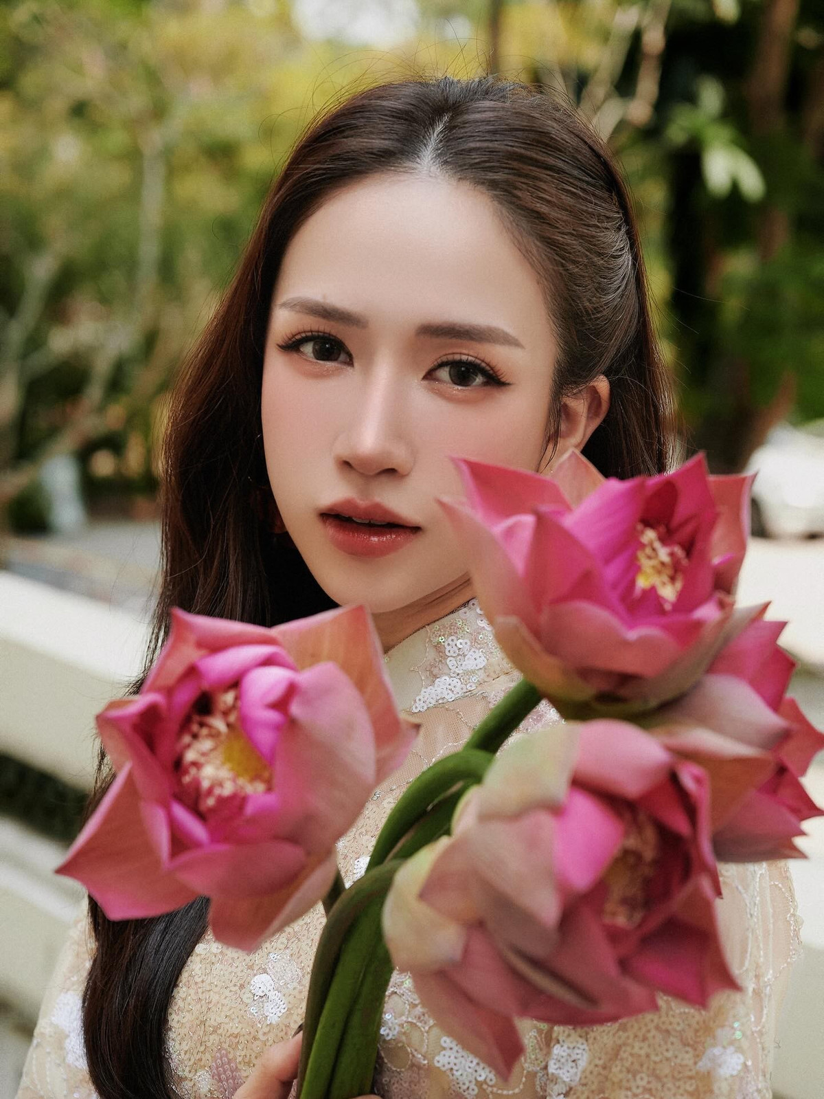 Không cầu kỳ trong việc làm tóc, Joyce Phạm chọn kiểu tóc xõa tự nhiên, uốn sóng nhẹ nhàng kết hợp cùng đôi bông tai hình hoa đồng điệu với họa tiết trên áo. (Ảnh: IGNV)