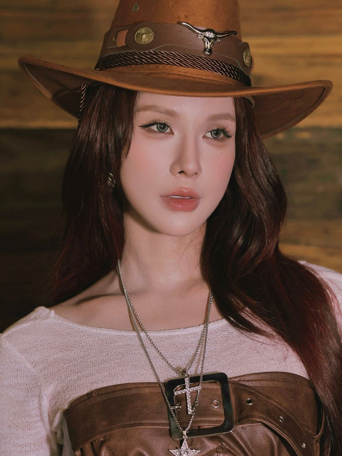 Mái tóc dài màu đỏ rượu rực rỡ, khuôn mặt được trang điểm sắc sảo, nổi bật với đôi mắt sâu hút hồn đã làm nổi bật vẻ đẹp khỏe khoắn của cô. (Ảnh: IGNV)