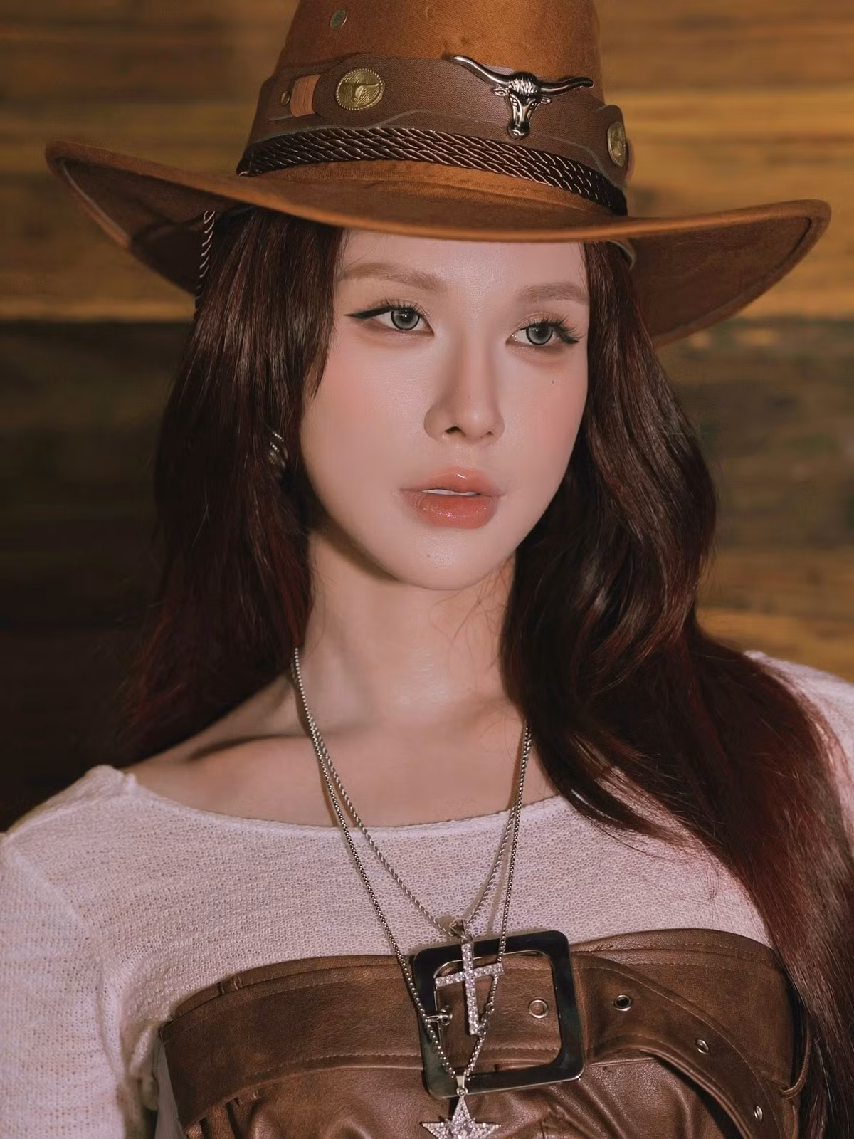 Mái tóc dài màu đỏ rượu rực rỡ, khuôn mặt được trang điểm sắc sảo, nổi bật với đôi mắt sâu hút hồn đã làm nổi bật vẻ đẹp khỏe khoắn của cô. (Ảnh: IGNV)