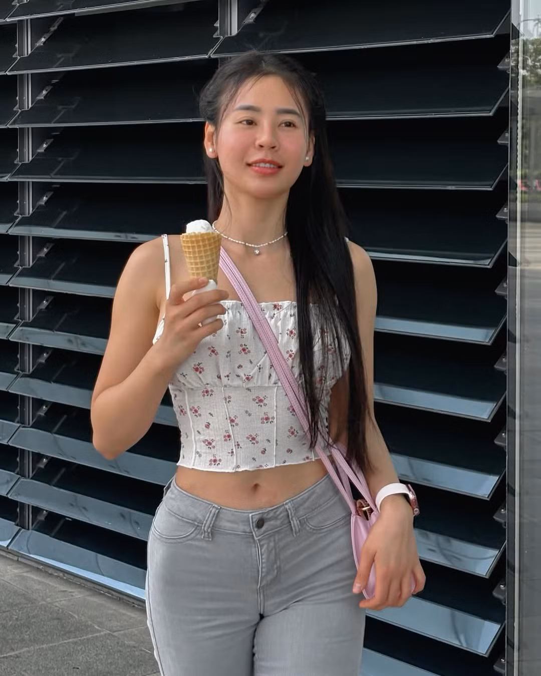 Không chỉ gây ấn tượng bởi phong cách thời trang đơn giản mà tinh tế, Phương Trang còn thu hút bởi vẻ đẹp tự nhiên không tì vết. (Ảnh: IGNV)