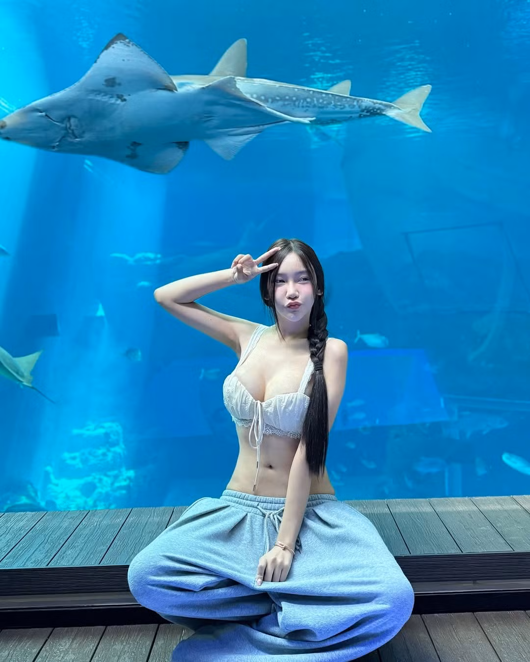 Được biết, đây là một hot girl mạng khá có tiếng ở Thái Lan có tên Napaphat Ounboontan, cô nàng có hơn 1,2 triệu người theo dõi trên trang cá nhân.