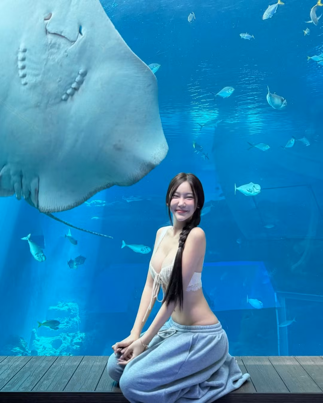 Những thiết kế cắt xẻ táo bạo được nàng hot girl ưa chuộng hơn cả, đặc biệt là những thiết kế giúp khoe được vòng 1 khủng tự nhiên.