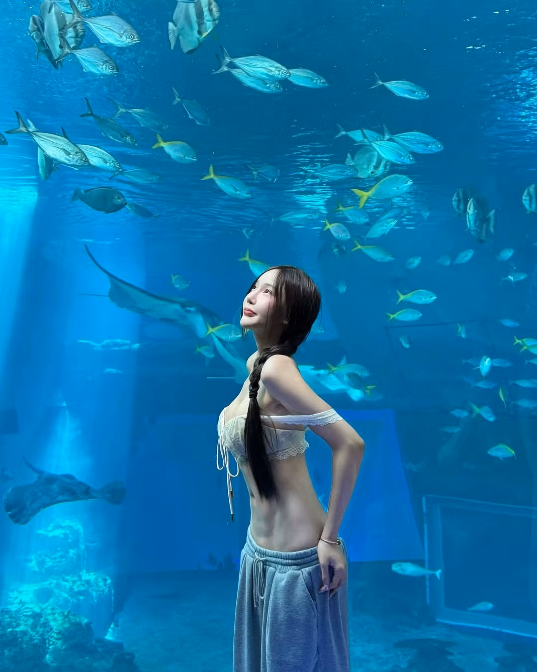 Dù có nhiều ý kiến trái chiều cả tích cực lẫn tiêu cực, tuy nhiên không thể phủ nhận được sắc vóc chuẩn chỉnh của cô gái. Nhiều người cũng nhanh chóng ráo riết tìm kiếm thông tin của người đẹp.