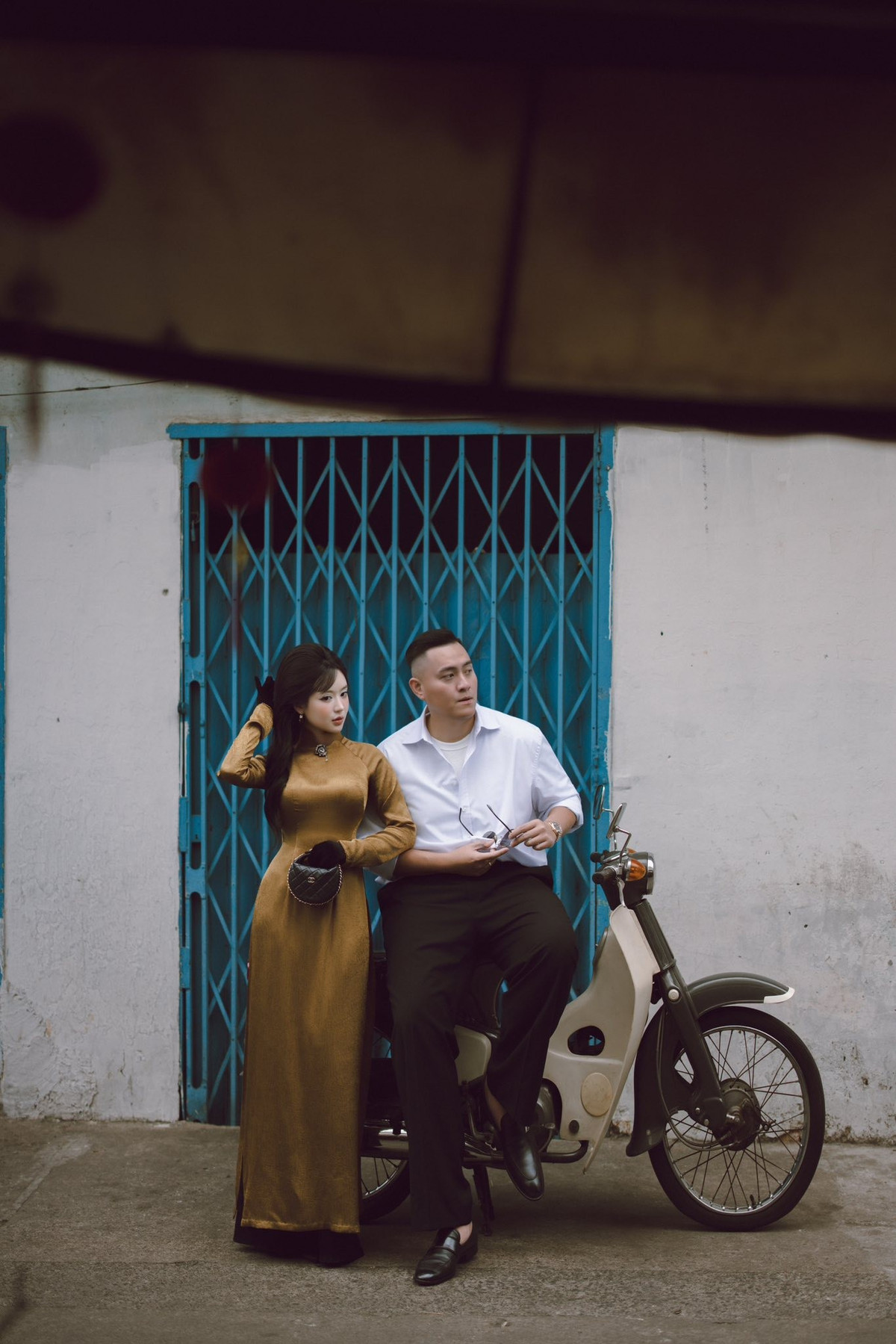 Fabo Nguyễn lịch lãm đúng chất "công tử" với áo sơ mi trắng tinh khôi, quần âu đen và mái tóc chải chuốt gọn gàng. Dù sở hữu ngoại hình to lớn, anh chàng vẫn cực kỳ ăn ý và dịu dàng khi đứng cạnh cô vợ nhỏ nhắn. (Ảnh: IG @vantiny.ng)