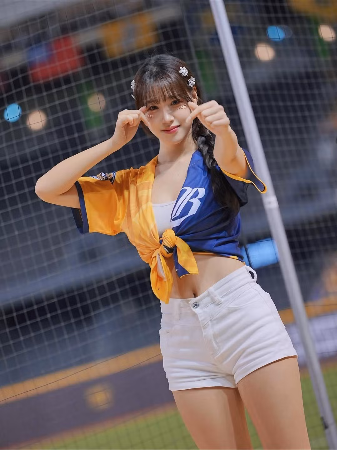 Vừa qua, trên trang cá nhân của mình, Kim Do-ah - một trong những gương mặt nổi bật trong làng cổ vũ Hàn Quốc - đã đăng tải một dòng trạng thái dài để chia sẻ về tình hình hiện tại. Cô mở lời bằng sự hối lỗi vì đã để người hâm mộ phải chờ đợi: "Chào mọi người! Chắc hẳn thời gian qua các bạn đã rất lo lắng vì không nhận được tin tức gì từ tôi?" (Ảnh: IGNV)