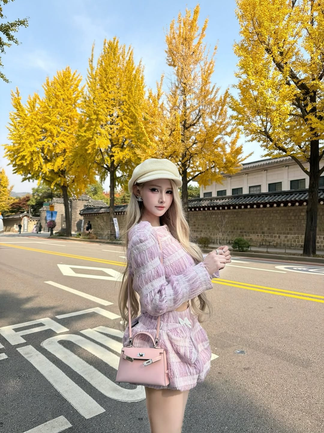 Nổi tiếng với vẻ đẹp được ví như búp bê cùng phong cách thời trang ấn tượng, nữ DJ Jenny Yến (tên thật Nguyễn Thị Phi Yến) luôn biết cách khiến người hâm mộ đứng ngồi không yên. (Ảnh: IGNV)