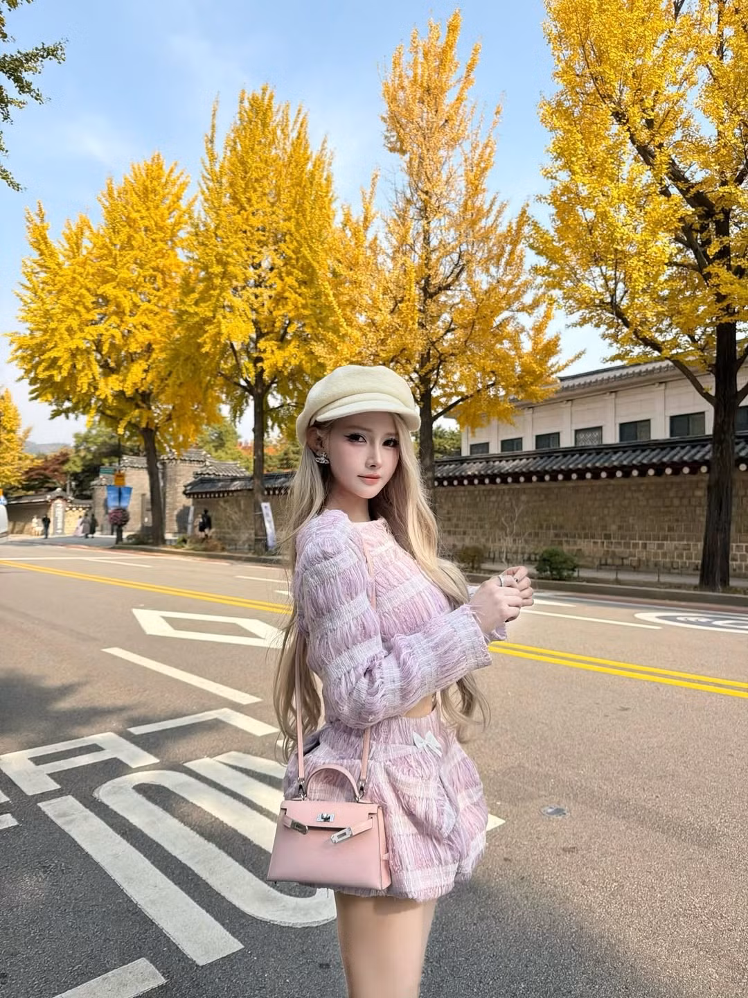 Nổi tiếng với vẻ đẹp được ví như búp bê cùng phong cách thời trang ấn tượng, nữ DJ Jenny Yến (tên thật Nguyễn Thị Phi Yến) luôn biết cách khiến người hâm mộ đứng ngồi không yên. (Ảnh: IGNV)