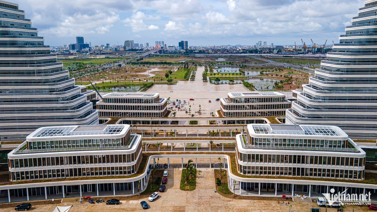 Ngoài khối nhà chính, phía trước tòa nhà là quảng trường rộng 19ha, nơi sẽ diễn ra các hoạt động lớn của thành phố trong tương lai.