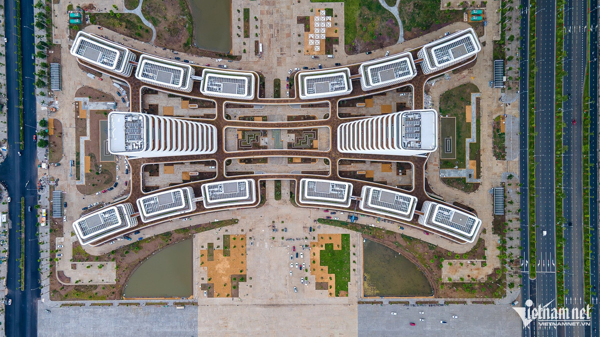 Công trình nằm trên địa bàn TP Thủy Nguyên (cũ), bên đường Đỗ Mười có quy mô 10 làn xe. Phía đông của dự án giáp đô thị trung tâm Hải Phòng; phía tây kết nối trực tiếp với Hải Dương (cũ); phía bắc giáp Quảng Ninh, có tiềm năng mở rộng và liên kết vùng; phía nam nằm gần khu vực lõi đô thị Hải Phòng, vừa duy trì kết nối với cảng biển, vừa tránh áp lực đô thị quá tải.