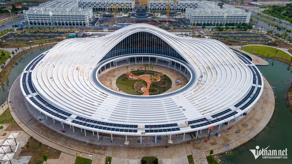 Ngay bên cạnh là Trung tâm Hội nghị - Biểu diễn TP Hải Phòng với tổng mức đầu tư hơn 2.300 tỷ đồng, cũng đang được hoàn thiện cơ bản. Sức chứa của hội trường lên tới 1.500 chỗ ngồi, quy mô 3 tầng và 1 tầng hầm, tổng diện tích sàn gần 50.000m2. Các tòa nhà đều được thiết kế tường ngoài bằng kính mang vẻ hiện đại.