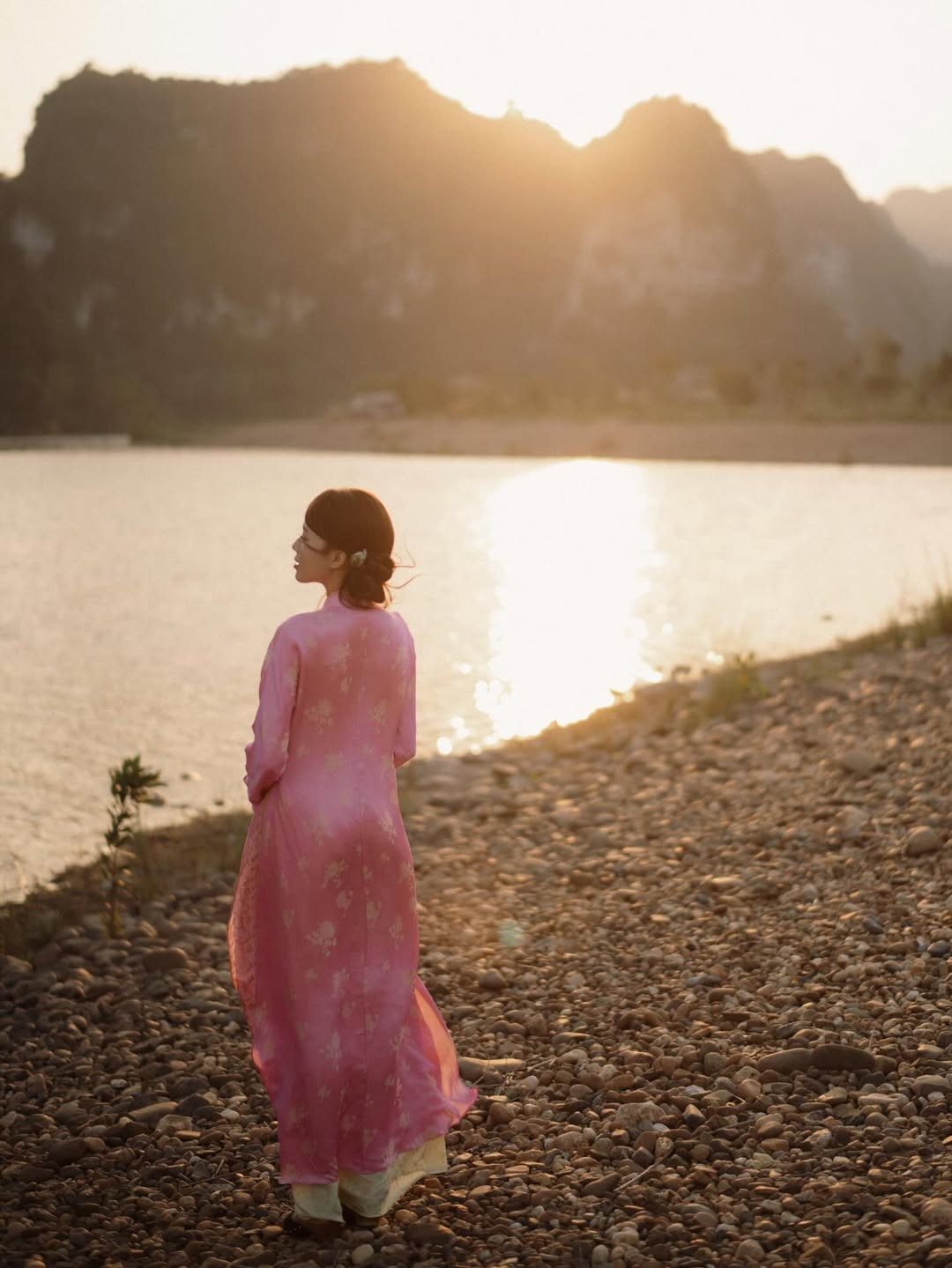 Sự kết hợp giữa áo dài và bối cảnh non nước Ninh Bình đã khẳng định sức hút bất tận của những giá trị truyền thống trong nhịp sống hiện đại. (Ảnh: IGNV)