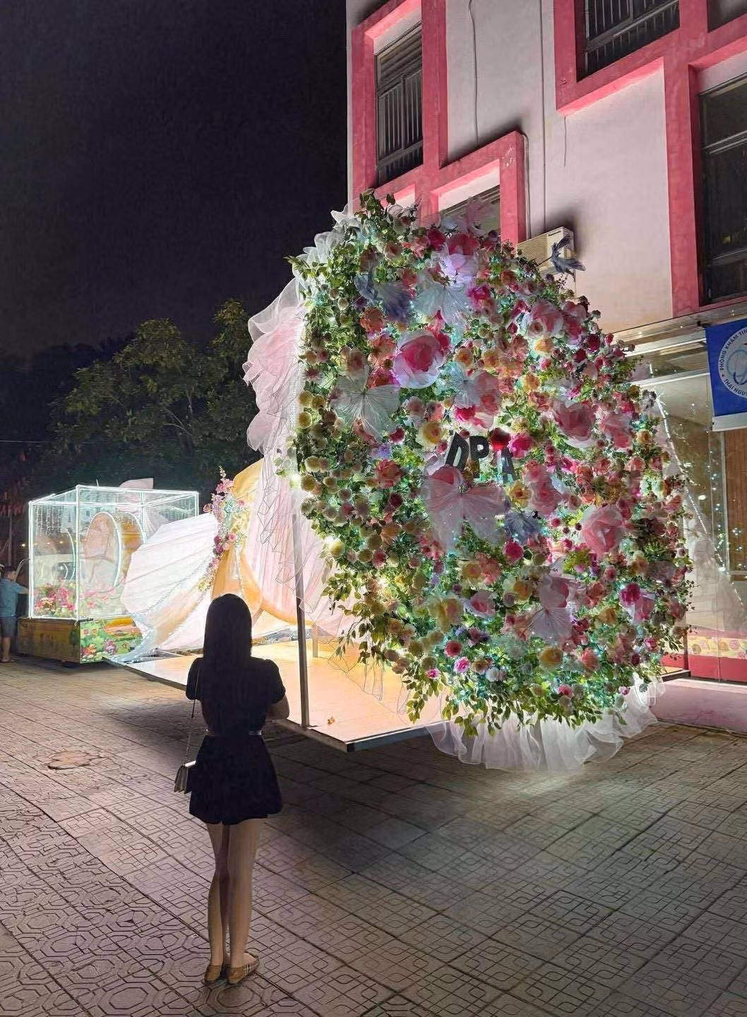 Những bông hoa lớn được sáng tạo bằng cách cắt dán từ giấy dầu, và hơn 100 bông hoa hồng nhỏ là hoa lụa đặt mua. Tổng cộng, bó hoa có khoảng 200 bông lớn nhỏ.(Ảnh: Tổng hợp)