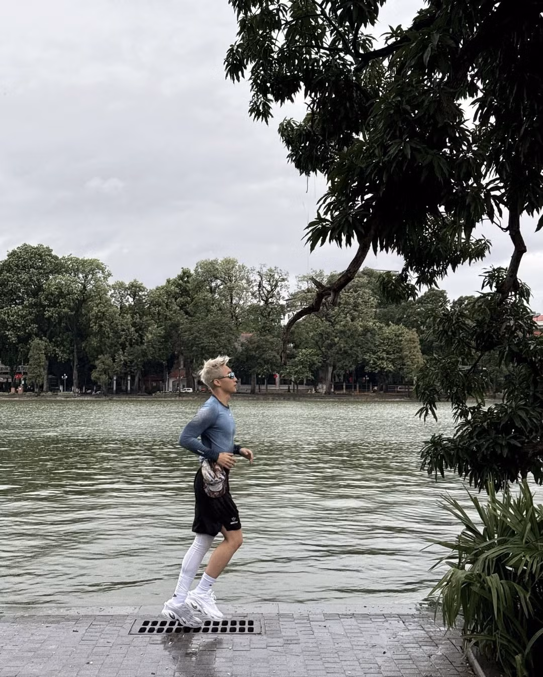 Đi kèm bộ ảnh, Sơn Tùng viết lời chia sẻ hài hước: “Nhiều ông bà đến tận giờ này vẫn còn thắc mắc sao ông Tùng hứa đi chạy bộ Hồ Gươm mà không thấy đâu? Đây, đây này. Đã muốn cất giấu ký ức này đi mà cứ bắt người ta phải moi lên mới chịu. Có biết hôm đấy chạy bộ một mình quanh hồ lạnh lẽo thế nào không?”.