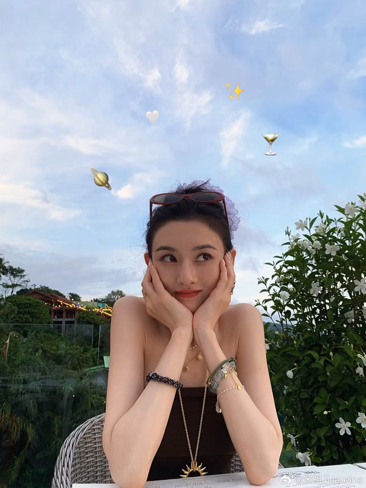 Không chỉ lột xác về ngoại hình, Tống Tổ Nhi cũng gặt hái được nhiều thành công trong sự nghiệp diễn xuất. Cô đã tham gia nhiều bộ phim đáng chú ý như "Cửu Châu Phiêu Miểu Lục" hay "Con Gái Nhà Họ Kiều".