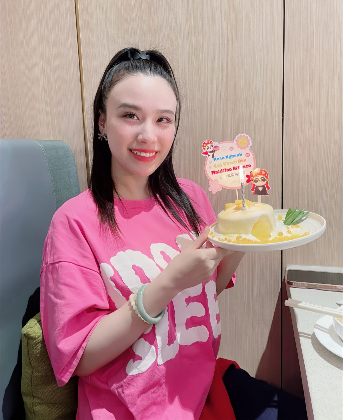 Linh Miu từ lâu đã định hình phong cách theo hướng sexy và gợi cảm. Dù là ảnh nghệ thuật hay đời thường, cô nàng luôn biết cách làm nóng mạng xã hội bằng những bộ cánh cắt xẻ, khoe trọn đường cong cơ thể. (Ảnh: IGNV)