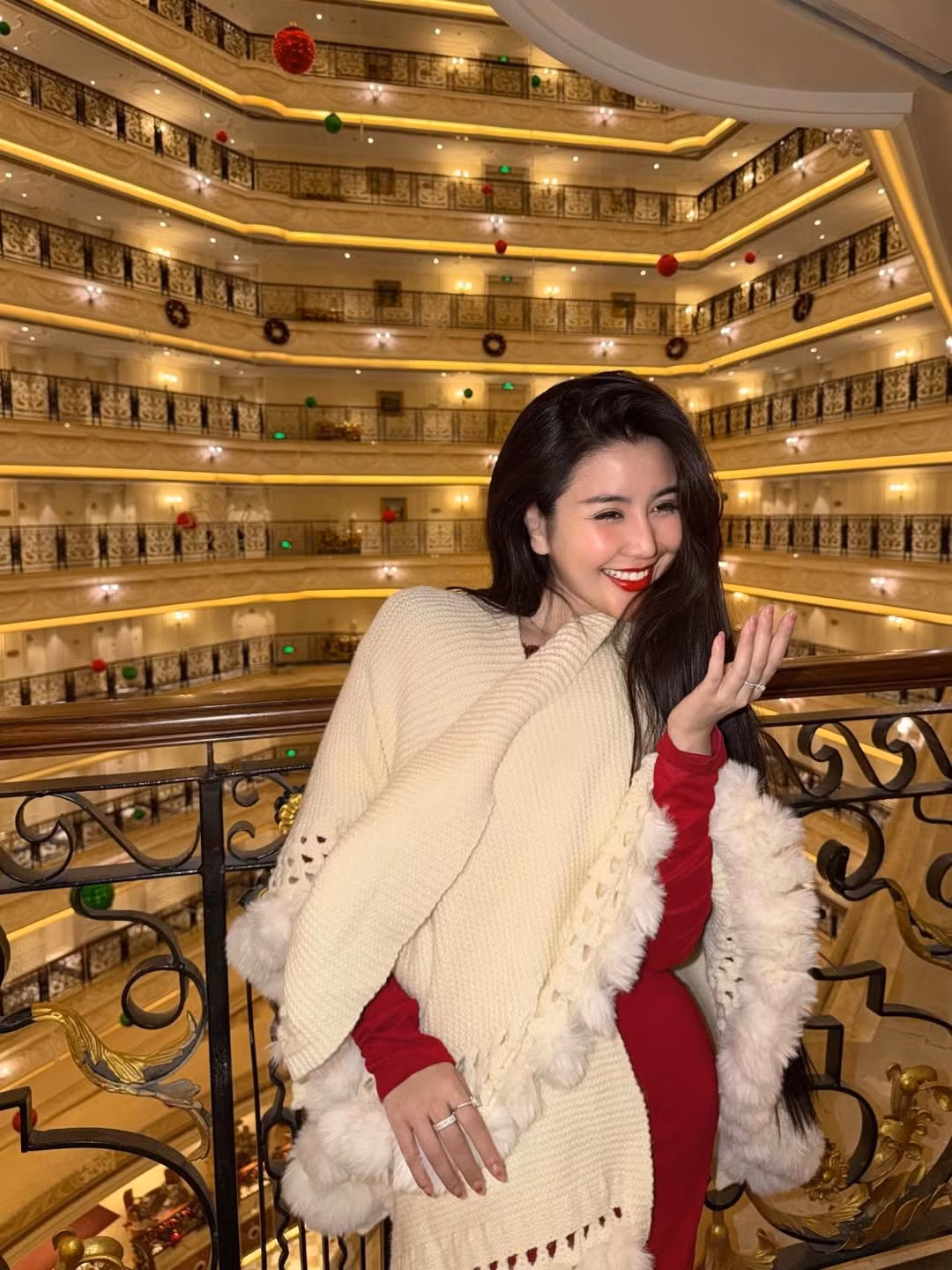 Võ Ngọc Trân (sinh năm 2001) là một trong những hot girl đình đám, được mệnh danh là "nữ thần học đường" hay "đệ nhất hot girl Sài thành" nhờ sở hữu nhan sắc xinh đẹp, gương mặt "không góc chết" cùng thân hình quyến rũ. (Ảnh: IGNV)