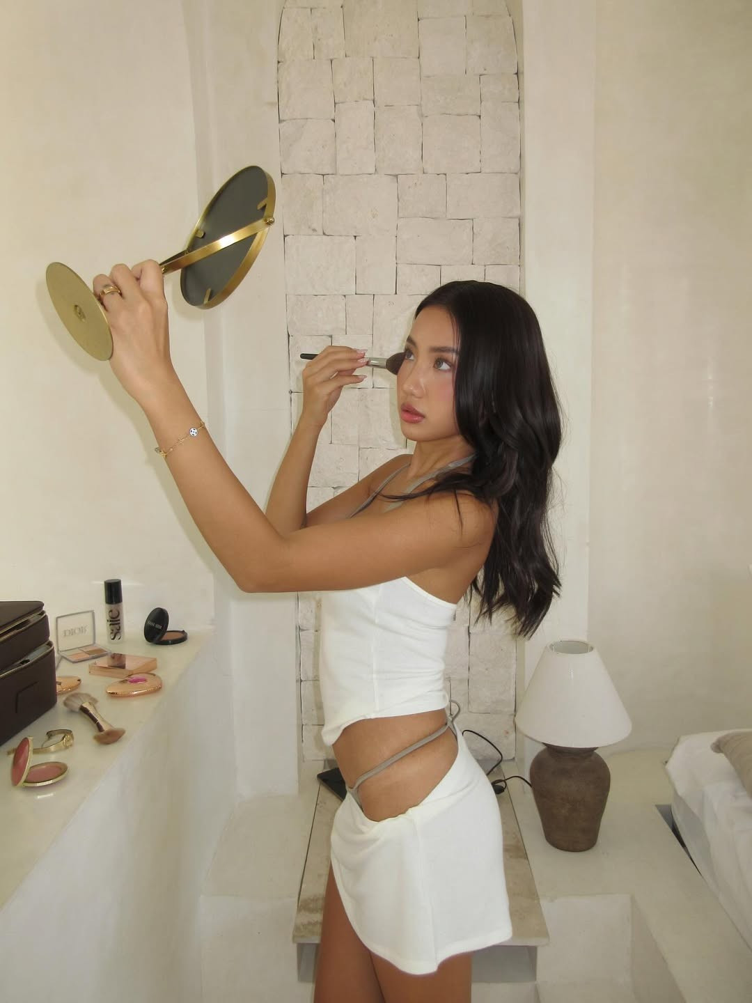 Bên cạnh những khoảnh khắc phơi nắng tự nhiên, Huyền 2k4 còn chiêu đãi người hâm mộ bằng loạt ảnh check-in tại các địa điểm giải trí sang trọng. (Ảnh: IGNV)