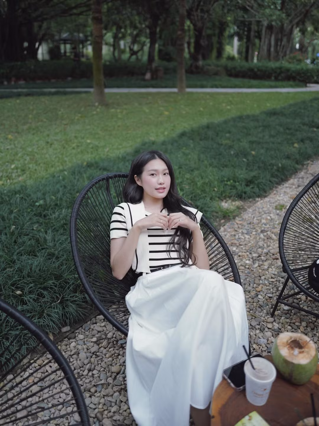 Trong loạt ảnh được chia sẻ, Doãn Hải My chọn bối cảnh là một không gian xanh mát, yên bình với nhiều cây xanh. Sự kết hợp giữa trang phục và khung cảnh đã tạo nên một tổng thể hài hòa, tôn lên vẻ đẹp dịu dàng, lãng mạn của cô. (Ảnh: IGNV)