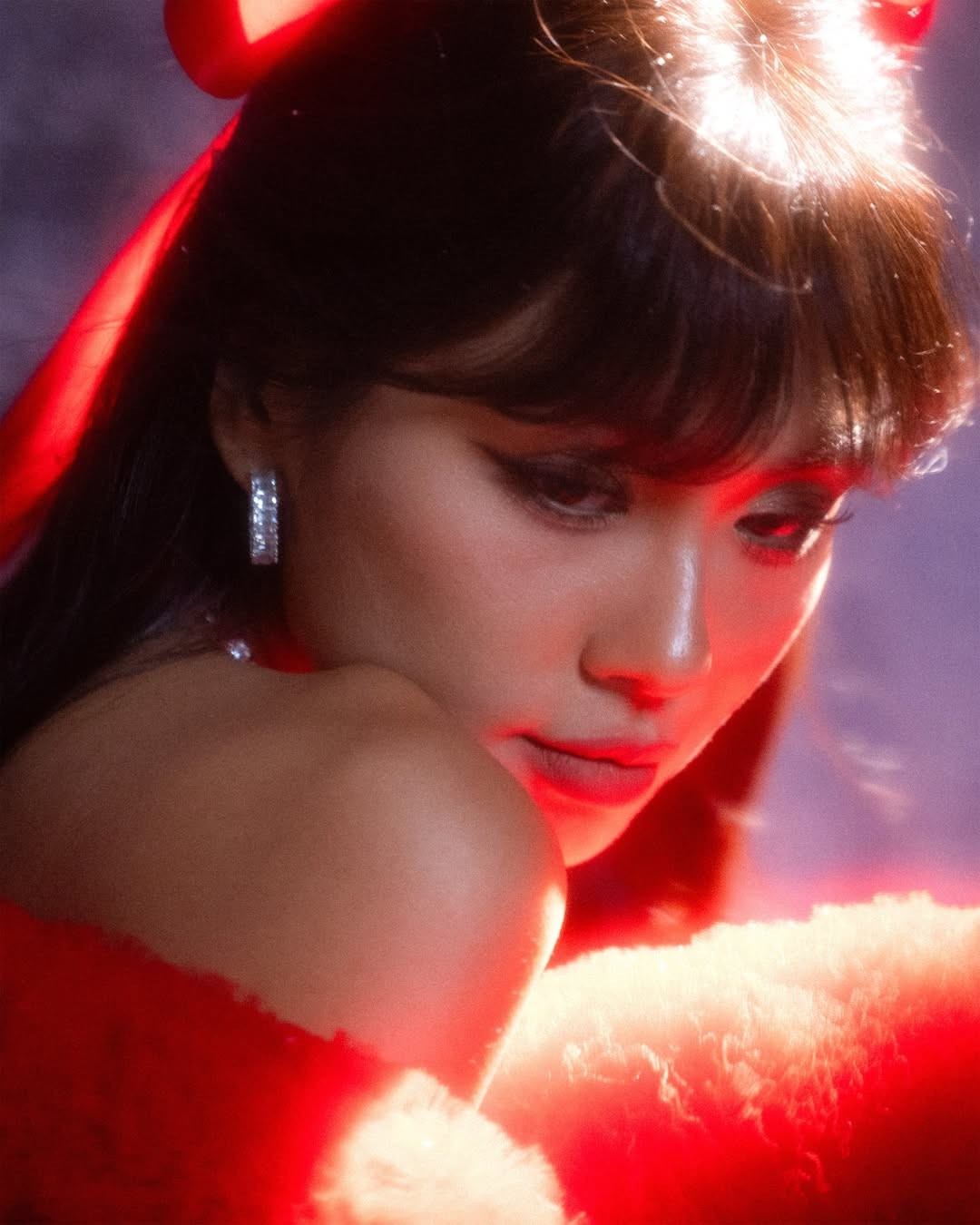 Ở những góc chụp cận, Thảo Nhi Lê gây ấn tượng với lối trang điểm phương Tây bằng hàng mi cong vút, đôi môi tràn đầy và kỹ thuật tạo khối sắc sảo. (Ảnh: IGNV)