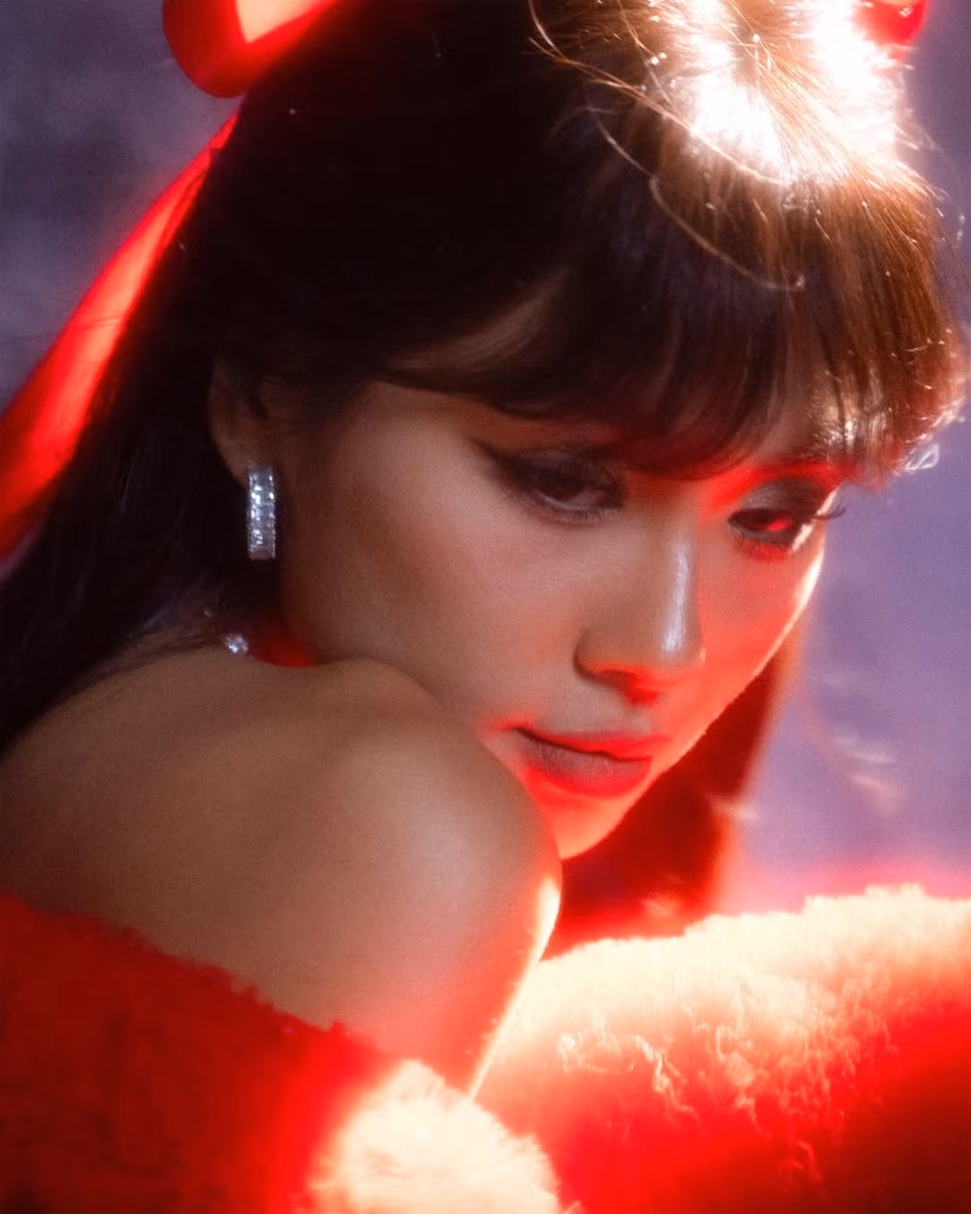 Ở những góc chụp cận, Thảo Nhi Lê gây ấn tượng với lối trang điểm phương Tây bằng hàng mi cong vút, đôi môi tràn đầy và kỹ thuật tạo khối sắc sảo. (Ảnh: IGNV)