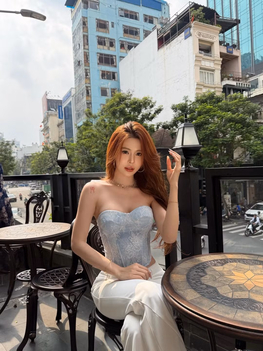 Thiết kế này giúp người đẹp phô diễn trọn vẹn bờ vai trần nuột nà, xương quai xanh quyến rũ cùng làn da trắng không tì vết. (Ảnh: IGNV)