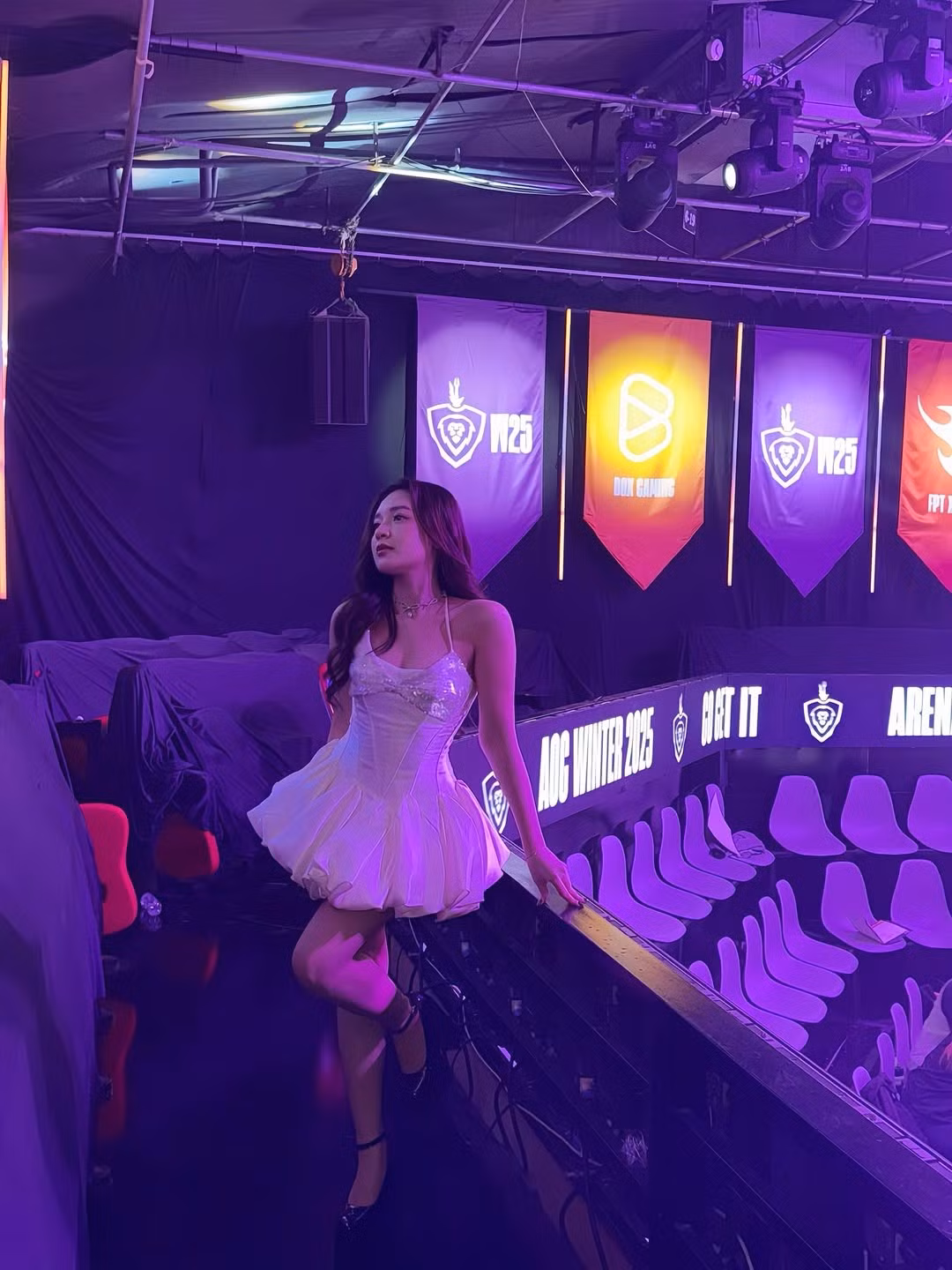 Đặc biệt, khi xuất hiện với vai trò MC trong tuần thi đấu đặc biệt Super Week của ĐTDV Mùa Đông 2025, cô nàng khiến các khán giả ngay tại nhà thi đấu lẫn những người xem trực tuyến phải xuýt xoa với nhan sắc xinh đẹp của mình. (Ảnh: IGNV)