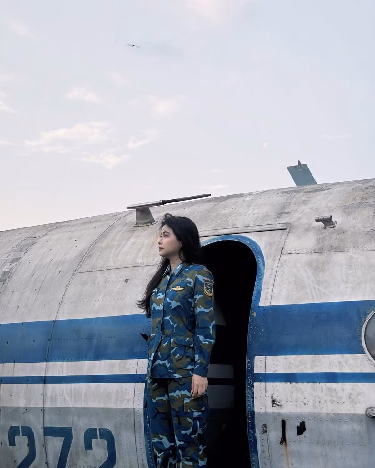 Trong bộ quân phục đặc trưng của không quân, với gam màu xanh rằn ri nổi bật, nữ chiến sĩ xuất hiện đầy mạnh mẽ nhưng cũng không kém phần xinh đẹp.