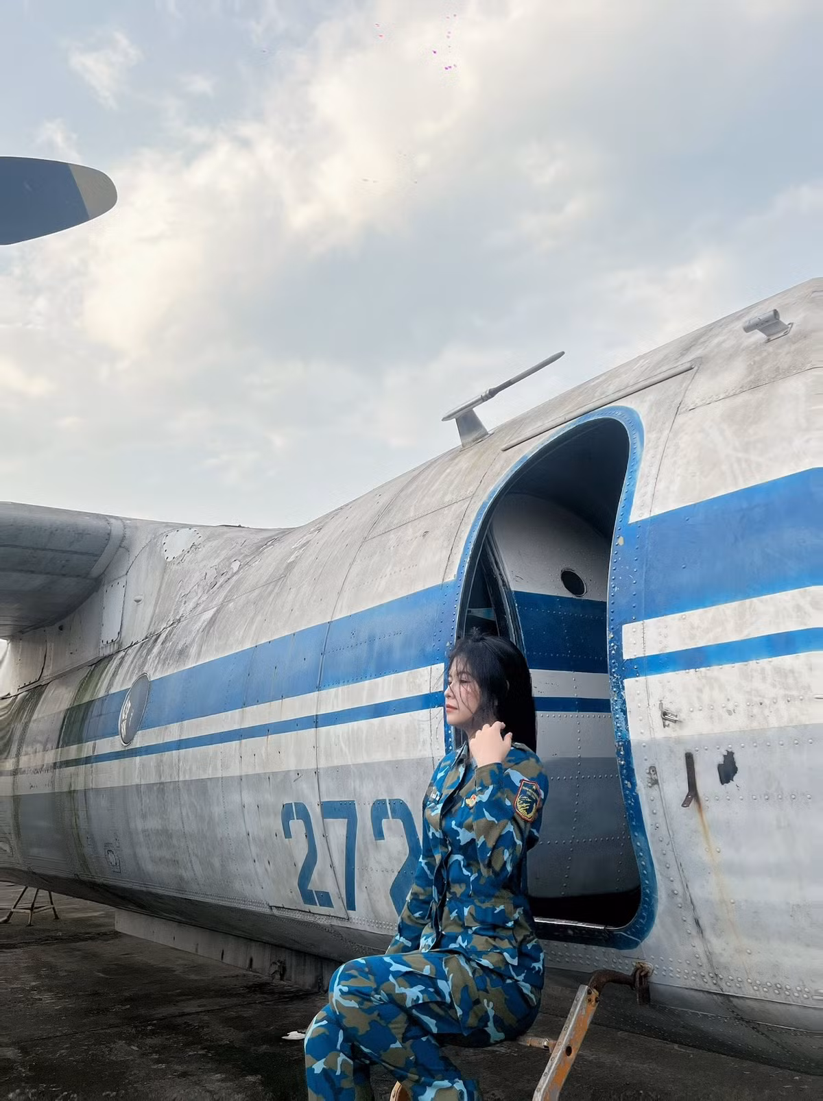 Hình ảnh nữ chiến sĩ đứng khoanh tay, tự tin và đầy bản lĩnh trước chiếc trực thăng đã cũ cũng để lại ấn tượng mạnh mẽ về một cô gái không chỉ xinh đẹp mà còn rất cá tính và độc lập.